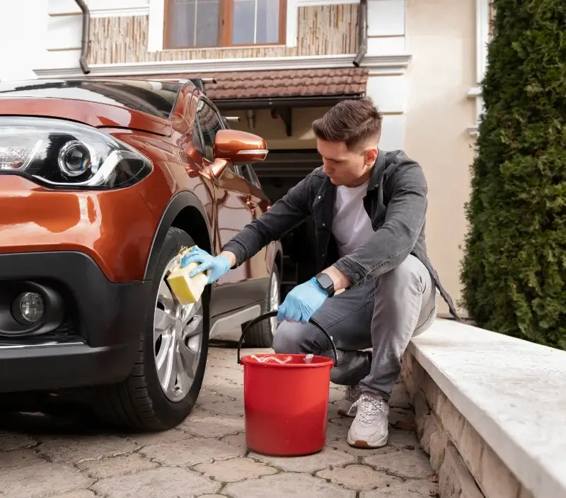 Lavage auto à domicile Lanty : professionnel intervenant sur un véhicule